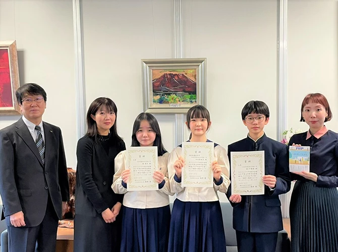 編集長による賞状授与